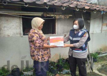 Sambangi Warga Lansia, Bhabinkamtibmas Polsek Sumedang Selatan Berikan Bantuan Sembako