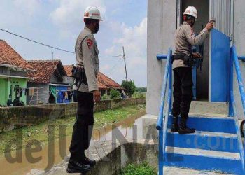 Personil Sat Brimob Polda Jabar Rutin Pantau Pintu Air, Antisipasi Banjir