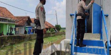 Personil Sat Brimob Polda Jabar Rutin Pantau Pintu Air, Antisipasi Banjir
