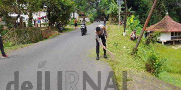 Polisi Bersama Warga, Gotong Royong Bersihkan Jalan Cipancur