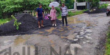Warga Perumnas Apresiasi Kades Sukaluyu Beli Sirtu Pakai Uang Pribadi Buat Tambal Jalan Berlubang