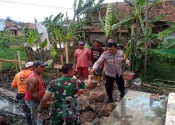 Lestarikan Budaya Gotong Royong, Polisi  Ikut Serta Bantu Warga Bangun Rumah