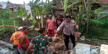 Lestarikan Budaya Gotong Royong, Polisi  Ikut Serta Bantu Warga Bangun Rumah