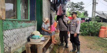 Peduli Sesama, Polisi Salurkan Bansos Bagi Warga Kurang Mampu