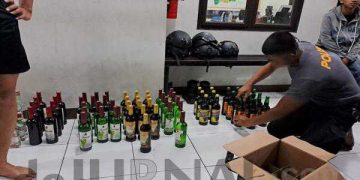 Nyamar Jadi Konsumen, Polisi di Sukabumi Amankan Ratusan Botol Mihol Berbagai Merk