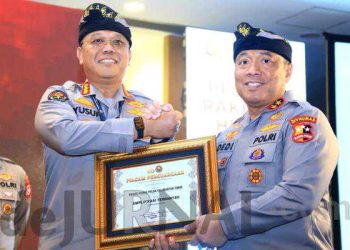 Penghargaan Kadivhumas Pada Saat Rakernis Humas Polri