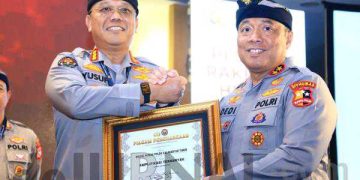 Penghargaan Kadivhumas Pada Saat Rakernis Humas Polri