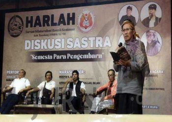 Seniman Abah Awie membaca sajak Sunda pada Diskusi Sastra di Padepukan Ki Sunda Ngalalana. (Sopamdi/ dejurnal.com).