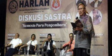 Seniman Abah Awie membaca sajak Sunda pada Diskusi Sastra di Padepukan Ki Sunda Ngalalana. (Sopamdi/ dejurnal.com).