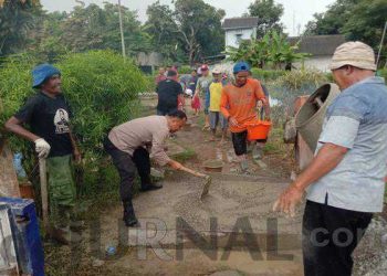 Polisi Ikut Gotong Royong Bangun Jembatan Swadaya Warga Desa Pasirtalaga