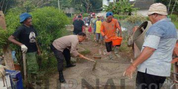 Polisi Ikut Gotong Royong Bangun Jembatan Swadaya Warga Desa Pasirtalaga