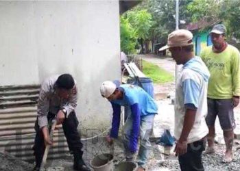 Polisi Bantu Warga Desa Kecamatan Cilebar Karawang Bangun Rumah Masyarakat