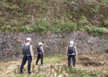 Patroli Tim Sar Sat Brimob Polda Jabar Cek Tebing Rawan Longsor di Wilayah Kecamatan Pacet