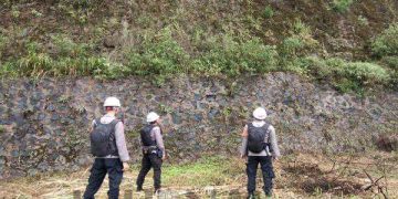 Patroli Tim Sar Sat Brimob Polda Jabar Cek Tebing Rawan Longsor di Wilayah Kecamatan Pacet