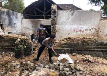 Polisi Gotong Royong Bersama Warga Bersihkan Reruntuhan Rumah Warga Yang Roboh