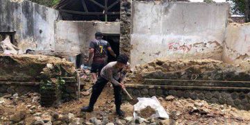 Polisi Gotong Royong Bersama Warga Bersihkan Reruntuhan Rumah Warga Yang Roboh