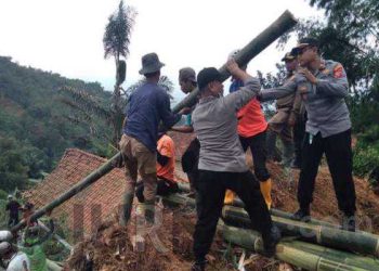 Polsek Sukasari Polres Sumedang Bantu  Bersihkan Runtuhan Bambu Timpa Rumah Warga