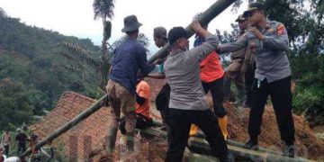 Polsek Sukasari Polres Sumedang Bantu  Bersihkan Runtuhan Bambu Timpa Rumah Warga