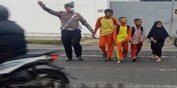 Berikan Rasa Aman, Polisi Strong Point di Depan Sekolah