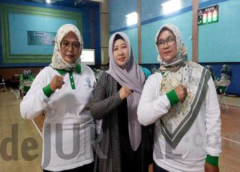 Ketua Tim Penyuluhan Percepatan Penurunan Stunting Desa (TPPSD ) Mekarrahayu Hj. Aas Aisyah (tengah) , Koordinator TPK Desa Mekarrahayu Ani Maryani (kanan). ( Sopandi/dejurnal.com).