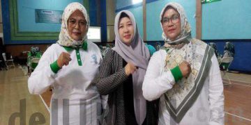 Ketua Tim Penyuluhan Percepatan Penurunan Stunting Desa (TPPSD ) Mekarrahayu Hj. Aas Aisyah (tengah) , Koordinator TPK Desa Mekarrahayu Ani Maryani (kanan). ( Sopandi/dejurnal.com).