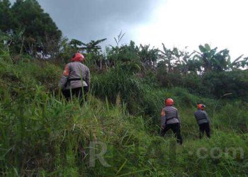 Patroli Sar Sat Brimob Polda Kabar Cek Tebing Rawan Longsor Wilayah Desa Cireyod Lembang di Musim Penghujan