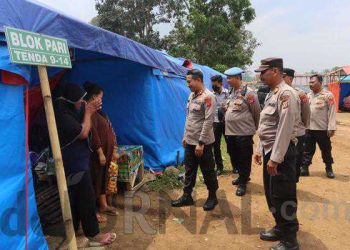 Polisi Bagikan Sembako Untuk Korban Gempa Cianjur