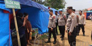 Polisi Bagikan Sembako Untuk Korban Gempa Cianjur