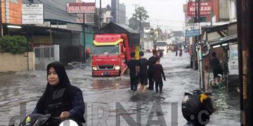 Jadek Margahayu Banjir Lagi, Warga Manfaatkan Jual Jasa Dorong Kendaraan Mogok