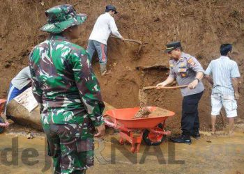Sinergitas TNI-Polri Untuk Rakyat, Polisi dan Koramil Cipaku Bantu Warga Melebarkan Akses Jalan