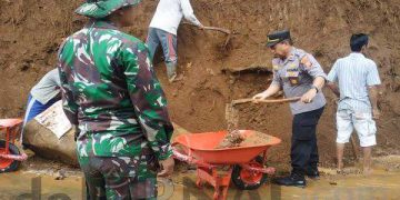 Sinergitas TNI-Polri Untuk Rakyat, Polisi dan Koramil Cipaku Bantu Warga Melebarkan Akses Jalan