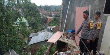 Polisi Monitor Terjadinya Longsor Wilayah Desa Ciherang