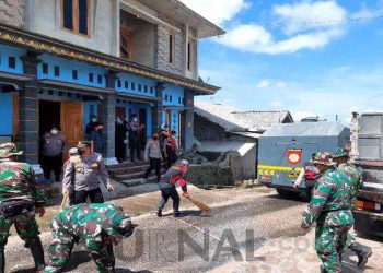 Polisi Bantu Bersihkan Jalan, Dampak Abu Vulkanik Pasca Erupsi Merapi