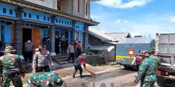 Polisi Bantu Bersihkan Jalan, Dampak Abu Vulkanik Pasca Erupsi Merapi