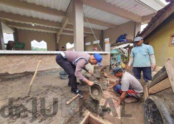 Ringankan Beban Warga Polisi Bantu Warga Gotong Royong