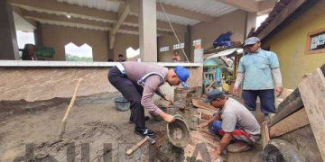 Ringankan Beban Warga Polisi Bantu Warga Gotong Royong