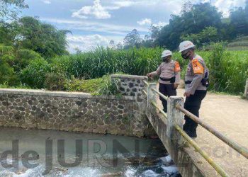 Patroli Sar Sat Brimob Polda Jabar Cek Debit Air Sungai di Desa Cireod Lembang