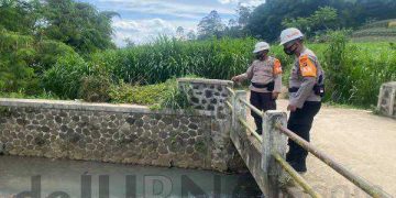 Patroli Sar Sat Brimob Polda Jabar Cek Debit Air Sungai di Desa Cireod Lembang