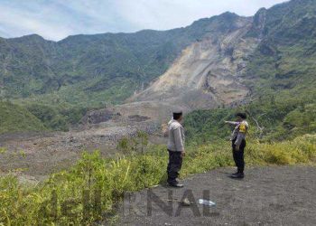 Polisi Cek Longsor Dinding Kawah Gunung Galunggung