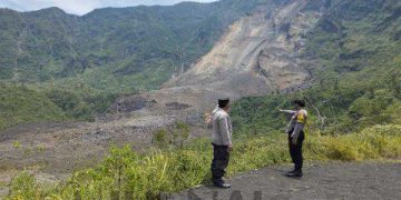 Polisi Cek Longsor Dinding Kawah Gunung Galunggung