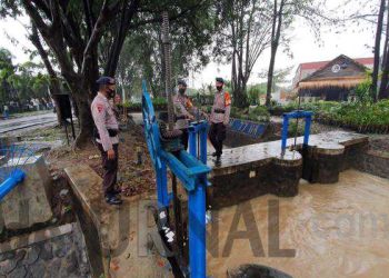Sat Brimob Polda Jabar Patroli Siaga Sat Cek Rutin Ke Titik Rawan Banjir di Sungai Cirebon Girang