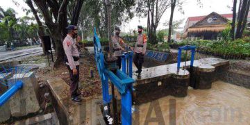 Sat Brimob Polda Jabar Patroli Siaga Sat Cek Rutin Ke Titik Rawan Banjir di Sungai Cirebon Girang