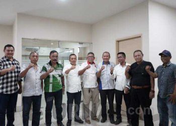 Para pengurus 5 Asosiasi Jakon Karawang dengan Pinca BJB Cabang Karawang H Maman Rukmana