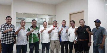 Para pengurus 5 Asosiasi Jakon Karawang dengan Pinca BJB Cabang Karawang H Maman Rukmana