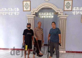 Polisi Berbaur Dengan Warga Bersihkan Mushola Jelang Ramadhan