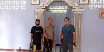 Polisi Berbaur Dengan Warga Bersihkan Mushola Jelang Ramadhan