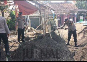 Polisi Bersama Warga Kerja Bakti Membangun Masjid