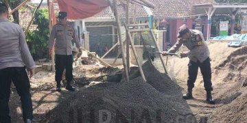 Polisi Bersama Warga Kerja Bakti Membangun Masjid