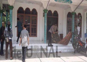 Bersinergi Dengan Jemaah, Babinsa dan Bhabinkamtibmas Desa Cikondang Bersihkan Masjid Al Mubarok