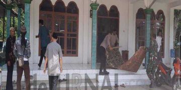 Bersinergi Dengan Jemaah, Babinsa dan  Bhabinkamtibmas Desa Cikondang Bersihkan Masjid Al Mubarok